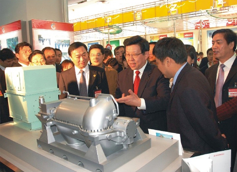 2006时任陕西省长陈德铭来尊龙凯时展区旅行