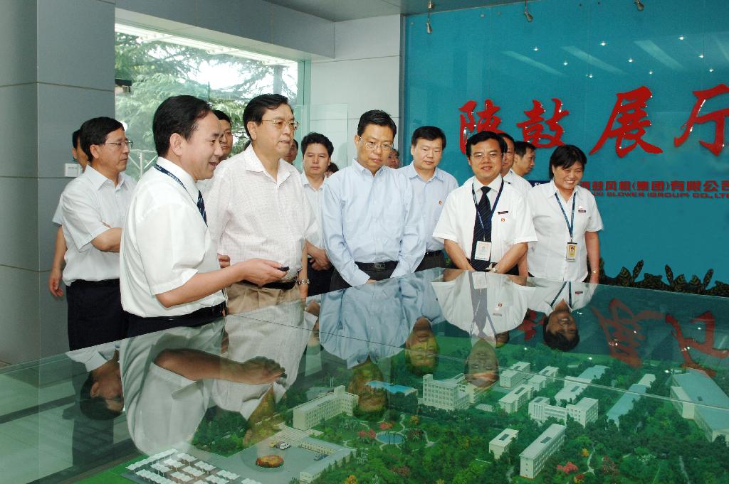 2009年省委书记赵乐际陪同国务院副总理张德江来尊龙凯时视察事情